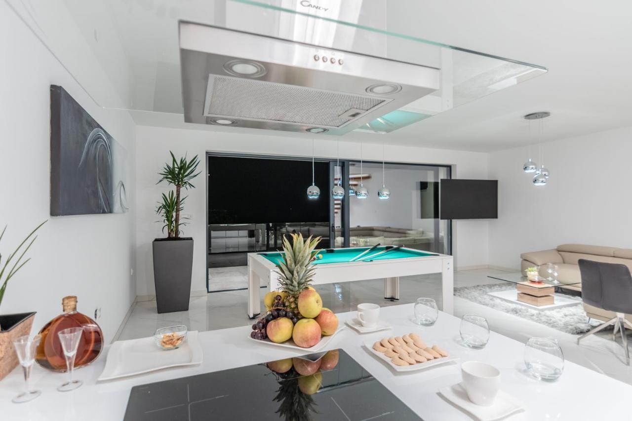 Villa The Boat With Rooftop Pool Matulji Exterior photo